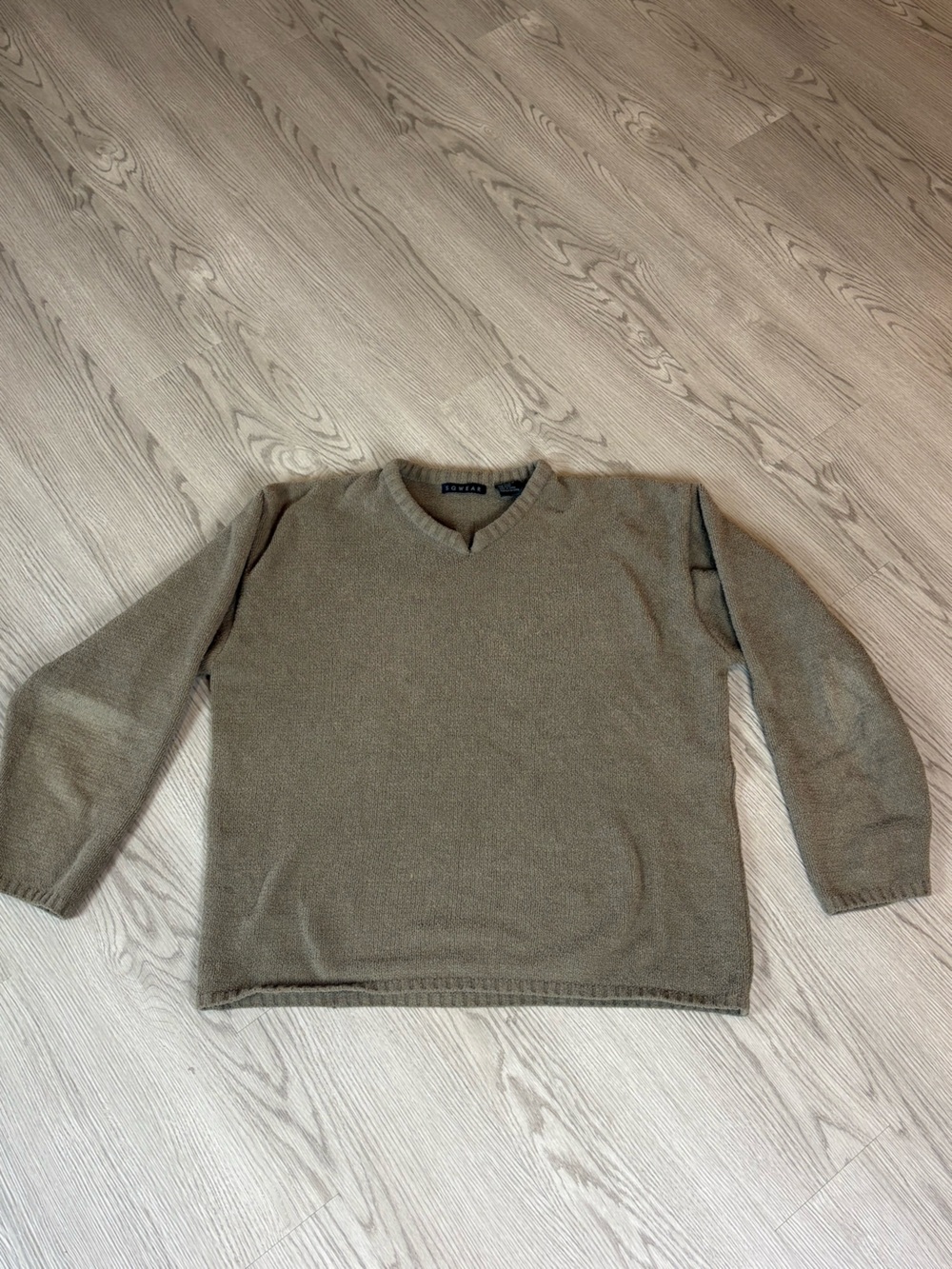Men's V-Neck Crewneck Sweater in Olive